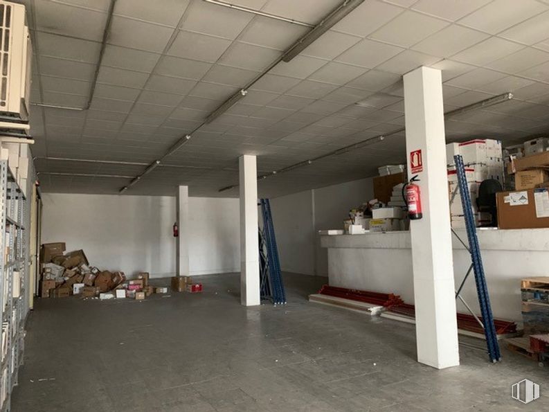 Retail for sale at Paseo Rosa, 146, Toledo, 45006 with fixture, hall, flooring, floor, gas, composite material, ceiling, concrete, engineering and metal around