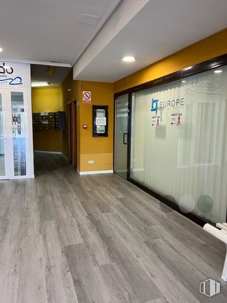 Retail for sale & for rent at Casco urbano, Valdemorillo, Madrid, 28210 with furniture, door, fixture, building, wood, flooring, hall, tile flooring, ceiling and hardwood around