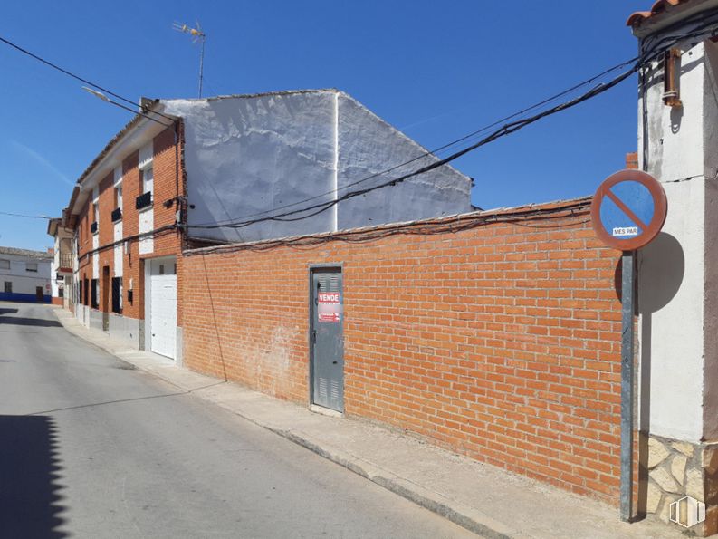 Land for sale at Zona centro, Villanueva de Alcardete, Toledo, 45810 with door, building, wall, road surface, brickwork, town, street, neighbourhood, brick and asphalt around