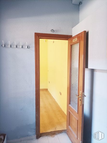 Local en alquiler y venta en Calle Teruel, 5, Fuenlabrada, Madrid, 28941 con puerta, alumbrado, accesorio, asa, suelos, madera, suelo, exterior del automóvil, puerta de casa y techo alrededor