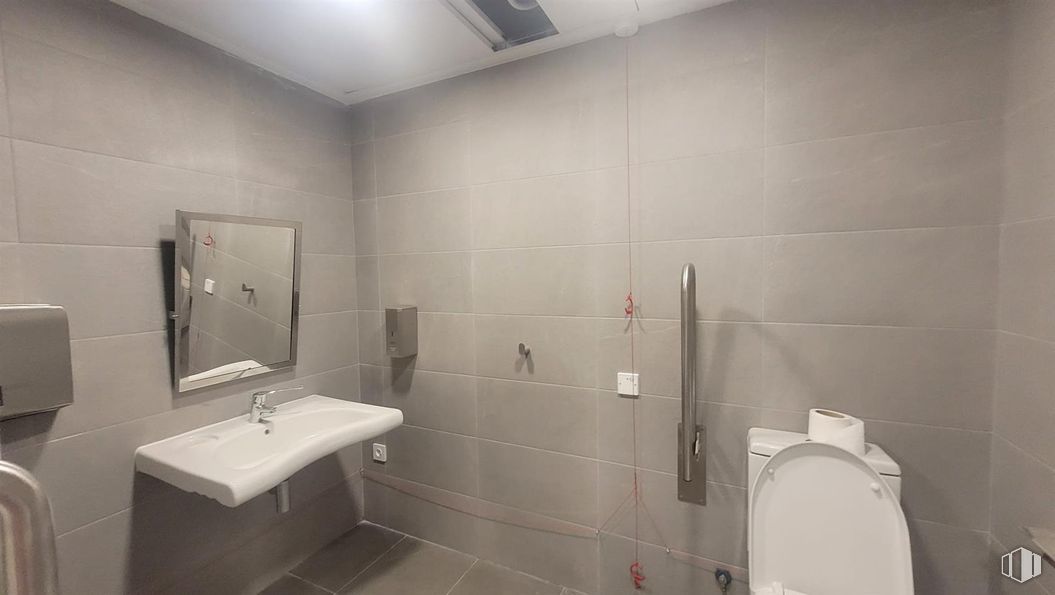 Office for rent at Zona Salamanca, Salamanca, Madrid, 28006 with toilet, sink, wall, flooring, plumbing fixture, bathroom, floor, plumbing, tile and grey around