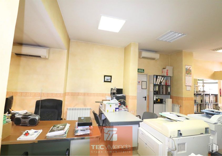 Retail for rent at Calle Buen Gobernador, Ciudad Lineal, Madrid, 28027 with light fixture, printer, lighting, desk, property, interior design, flooring, floor, computer monitor and bookcase around