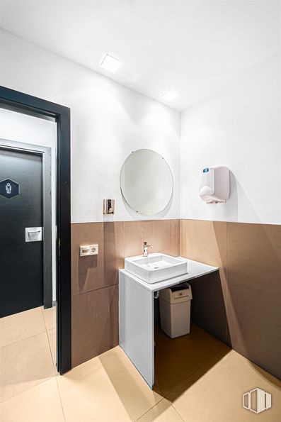 Oficina en alquiler en Edificio Puerta de Atocha, Calle Méndez Álvaro, 20, Arganzuela, Madrid, 28045 con fregadero, espejo, lavabo, edificio, accesorios de fontanería, grifo, cuarto de baño, casa, madera y accesorio alrededor