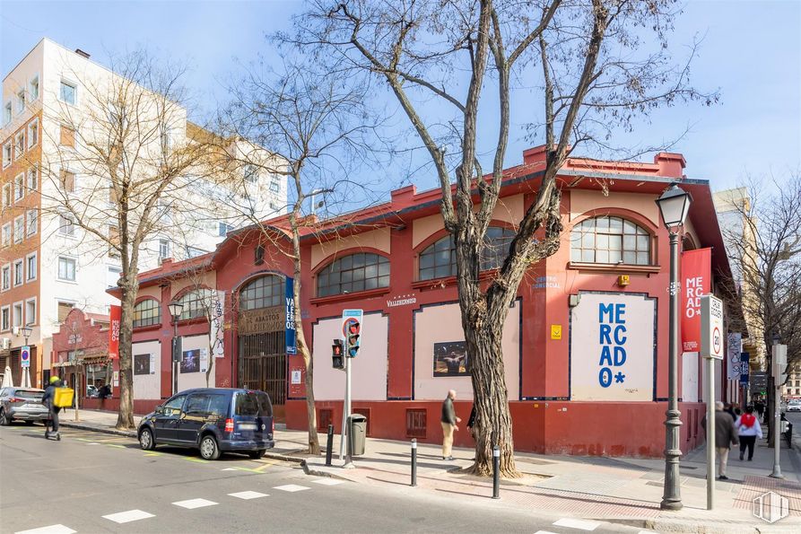 Local en alquiler en El Mercado Municipal de Vallehermoso, Calle Vallehermoso, 36, Chamberí, Madrid, 28015 con coche, edificio, ventana, cielo, rueda, árbol, vehículo, planta, neumático y diseño urbano alrededor