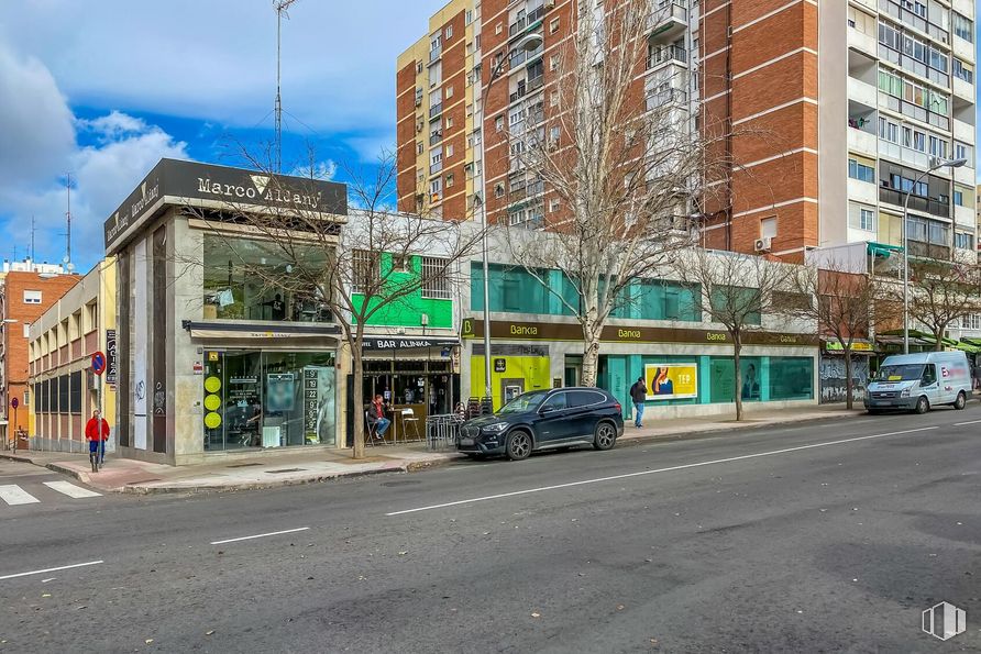 Retail for sale at Calle Melchor Fernández Almagro, 78, Fuencarral - El Pardo, Madrid, 28029 with car, bus, building, window, wheel, street light, sky, vehicle, cloud and infrastructure around