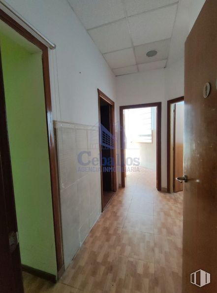 Retail for rent at Avenida Barcelona, Guadalajara, 19005 with fixture, door, wood, hall, building, flooring, hardwood, ceiling, home door and dead bolt around