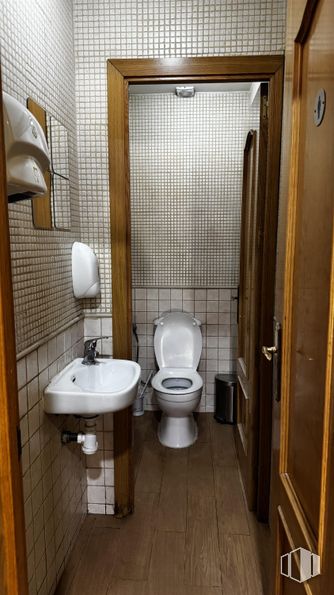 Retail for sale at Calle Ricardo de la Vega, Móstoles, Madrid, 28932 with toilet, sink, toilet seat, plumbing fixture, bathroom, flooring, plumbing, interior design, floor and bathroom sink around