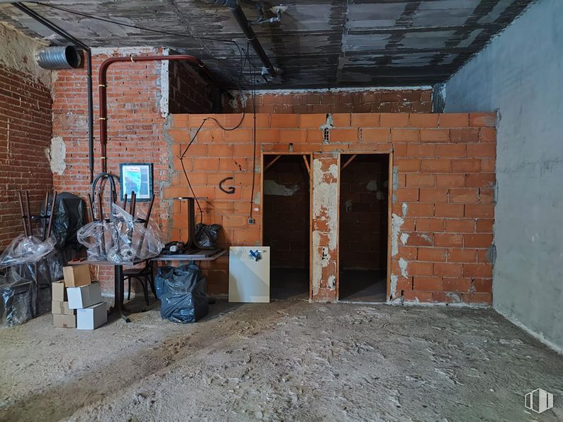 Local en alquiler en Zona Guindalera, Salamanca, Madrid, 28028 con puerta, bolsa, equipaje y bolsos, edificio, madera, albañilería, rueda de bicicleta, ladrillo, casa y suelo alrededor