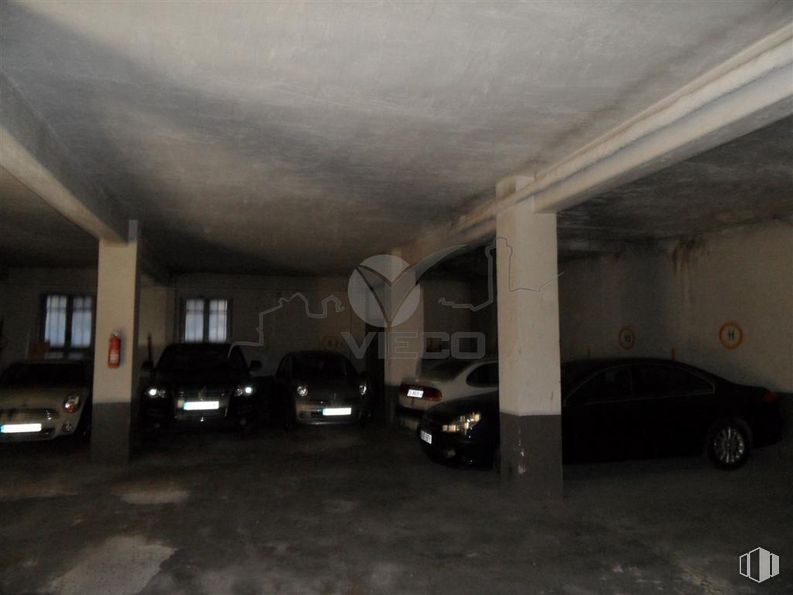 Retail for sale & for rent at Barrio Los Tiradores, Cuenca, 16001 with car, automotive parking light, vehicle, automotive lighting, wheel, tire, motor vehicle, flooring, floor and automotive exterior around