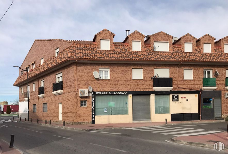 Retail for sale & for rent at Barrio del Pilar, 1, Yeles, Toledo, 45220 with building, window, sky, cloud, brick, asphalt, road surface, urban design, facade and city around