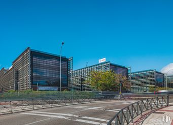 Oficina en venta en Natea Business Park, Avenida Industria, 4, Alcobendas, Madrid, 28108 con edificio, cielo, luz de la calle, superficie de carretera, nube, diseño urbano, bloque de torre, asfalto, condominio y vía pública alrededor