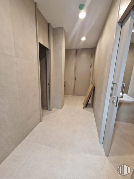 Local en alquiler en Avenida España, 4, Tres Cantos, Madrid, 28760 con puerta, accesorio, madera, hall, suelo, suelos, casa, techo, vidrio y apartamento alrededor