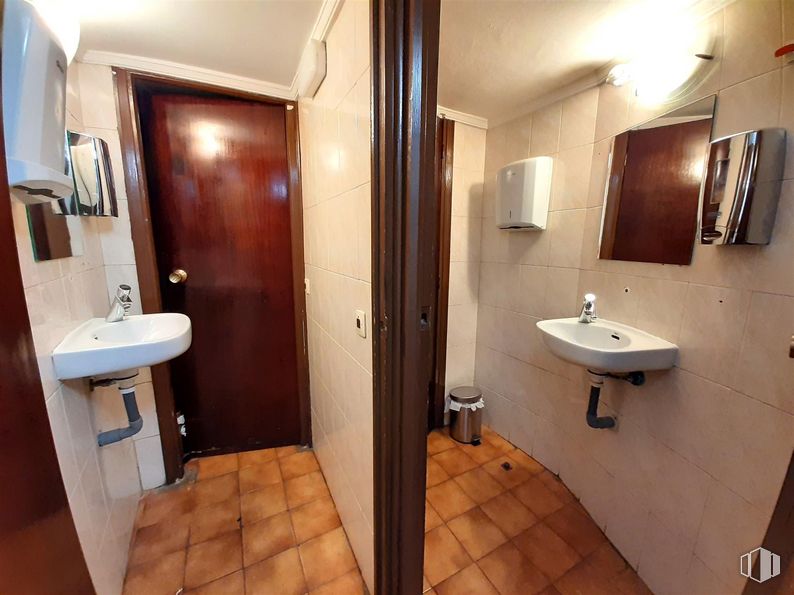 Local en venta en Calle Jorge Juan, Salamanca, Madrid, 28028 con fregadero, puerta, marrón, espejo, propiedad, lavabo, accesorios de fontanería, grifo, edificio y morado alrededor