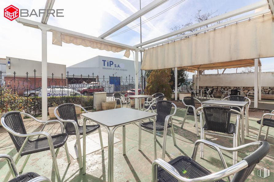 Nave en venta en Calle Duero, Mejorada del Campo, Madrid, 28840 con silla, mesa, mueble, sombra, planta, muebles de exterior, edificio, diseño urbano, nube y ocio alrededor