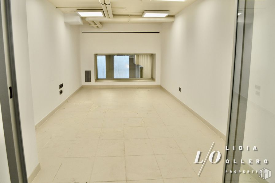 Oficina en alquiler y venta en Calle Francisco Gervás, Tetuán, Madrid, 28020 con accesorio, diseño de interiores, suelo, piso, entrada, material compuesto, suelo de baldosas, techo, pintura y vidrio alrededor