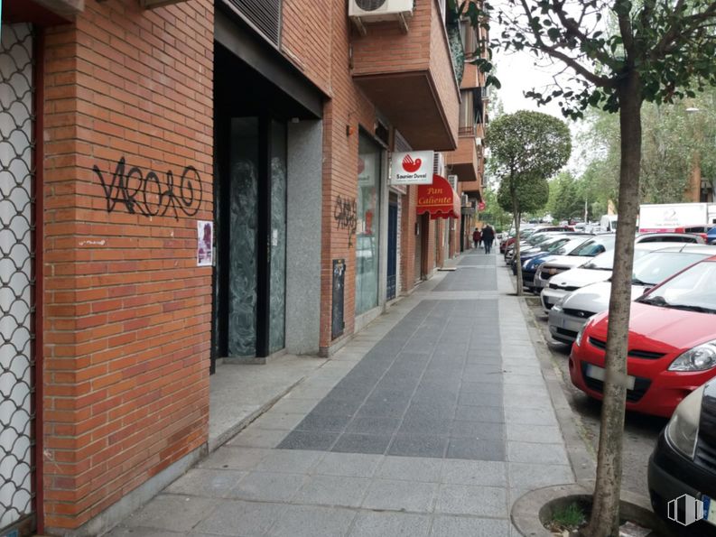 Retail for sale at Calle Motrico, San Fernando de Henares, Madrid, 28830 with car, land vehicle, building, plant, vehicle, road surface, automotive lighting, tree, residential area and neighbourhood around