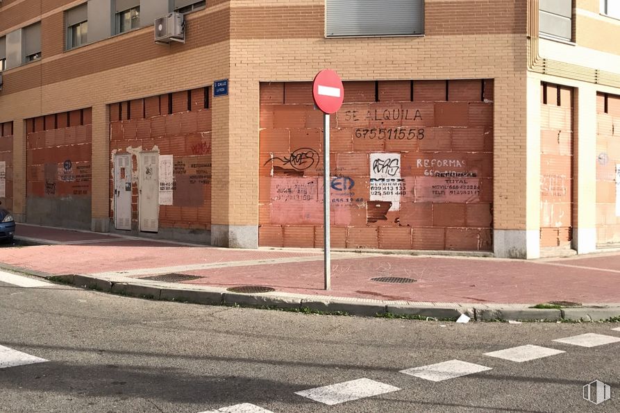 Retail for rent at Calle Fuente Vieja, 2, Parla, Madrid, 28980 with building, property, window, road surface, asphalt, urban design, sidewalk, brickwork, wall and neighbourhood around