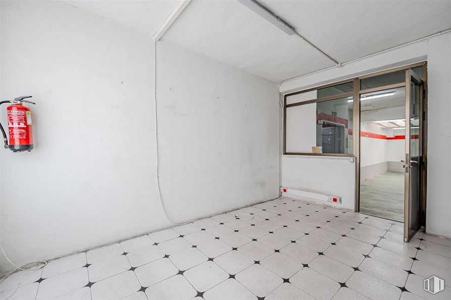 Local en venta en Avenida Federico Rubio y Galí, Tetuán, Madrid, 28039 con puerta, accesorio, extintor de incendios, suelo, suelos, edificio, gas, techo, espacio y material compuesto alrededor