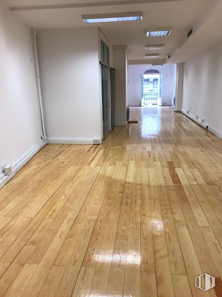 Oficina en alquiler en Zona Almagro, Chamberí, Madrid, 28010 con propiedad, accesorio, madera, pasillo, suelo, piso, tablón, tinte para madera, suelos laminados y barniz alrededor