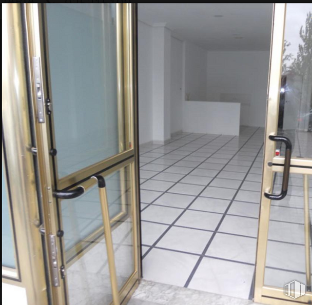 Retail for sale & for rent at Calle Río Alberche, Toledo, 45007 with fixture, door, flooring, automotive exterior, floor, composite material, vehicle door, wood, handle and building around