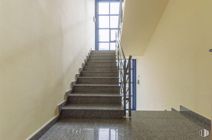 Office for sale at Polígono Industrial Mapfre, Alcalá de Henares, Madrid, 28806 with stairs, fixture, wood, building, floor, material property, flooring, symmetry, hardwood and composite material around