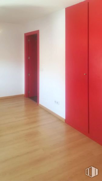 Oficina en venta en Calle Cerezos, San Sebastián de los Reyes, Madrid, 28700 con armario, madera, accesorio, naranja, pavimentos, piso, puerta, pintura, tinte para madera y propiedad material alrededor