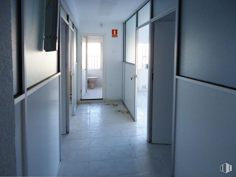 Local en venta en Avenida Padre Piquer, La Latina, Madrid, 28024 con refrigerador, accesorio, puerta, suelos, asa, hall, vidrio, techo, aluminio y escayola alrededor