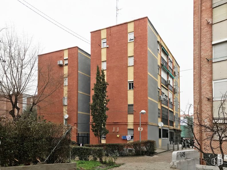 Local en venta en Calle de Carracedo, 7, La Latina, Madrid, 28024 con edificio, planta, propiedad, cielo, ventana, árbol, diseño urbano, bloque de pisos, condominio y zona residencial alrededor