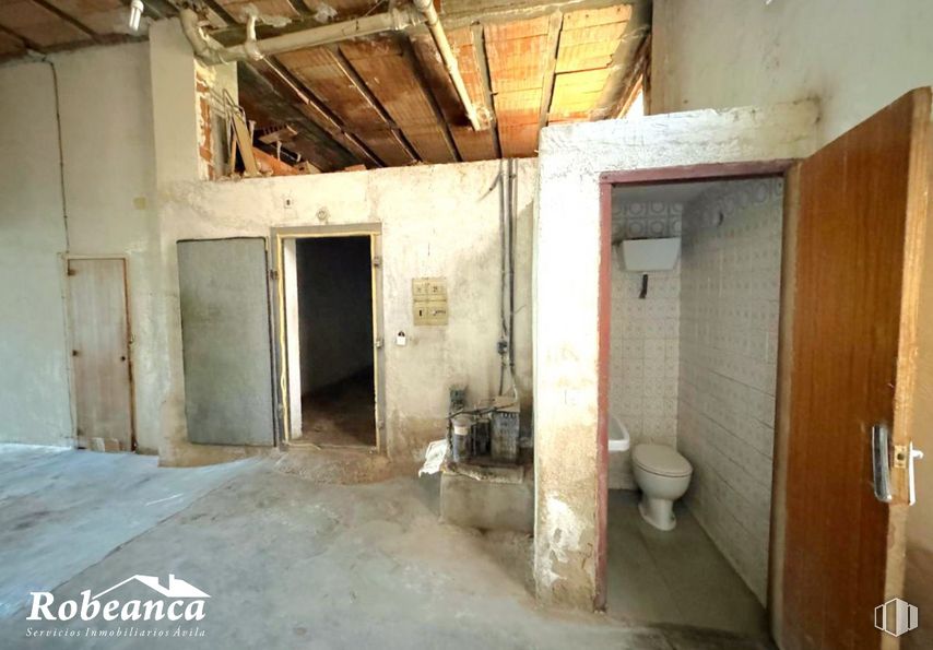 Local en alquiler en Zona Toledana, Ávila, 05002 con inodoro, puerta, accesorio, accesorios de fontanería, suelo, edificio, madera, cuarto de baño, material compuesto y suelos alrededor