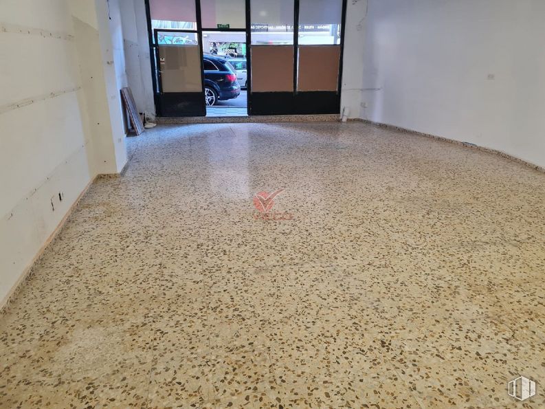 Local en alquiler en Calle Julio Larrañaga, Cuenca, 16004 con suelo, piso, madera, pasillo, material de construcción, material compuesto, alfombra, hormigón, puerta y evento alrededor