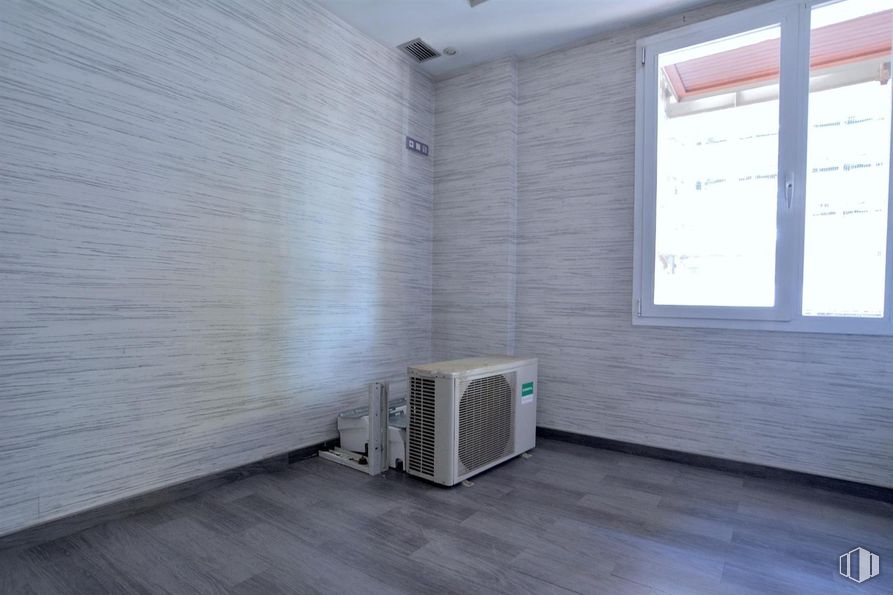 Oficina en alquiler en Calle Orense, Tetuán, Madrid, 28020 con ventana, madera, interiorismo, suelos, suelo, pared, sombra, accesorio, inmobiliario y gas alrededor