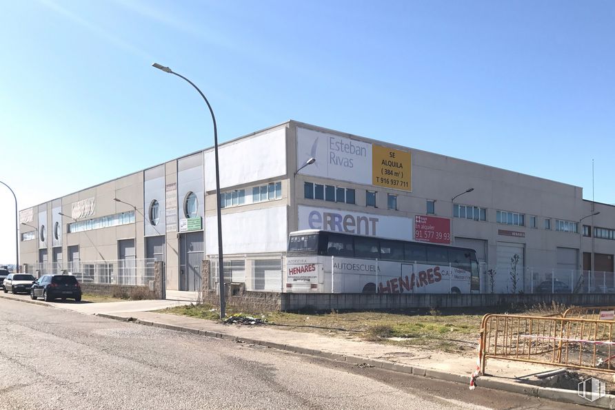 Local en alquiler y venta en Calle Nitra, 2, Guadalajara, 19004 con edificio, cielo, luz de la calle, planta, asfalto, vehículo motorizado, ventana, fachada, gas y ciudad alrededor