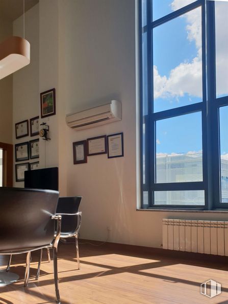 Oficina en venta en Calle Manuel Pombo Angulo, Hortaleza, Madrid, 28050 con silla, alumbrado, ventana, nube, cielo, edificio, madera, sombra, suelo y suelos alrededor