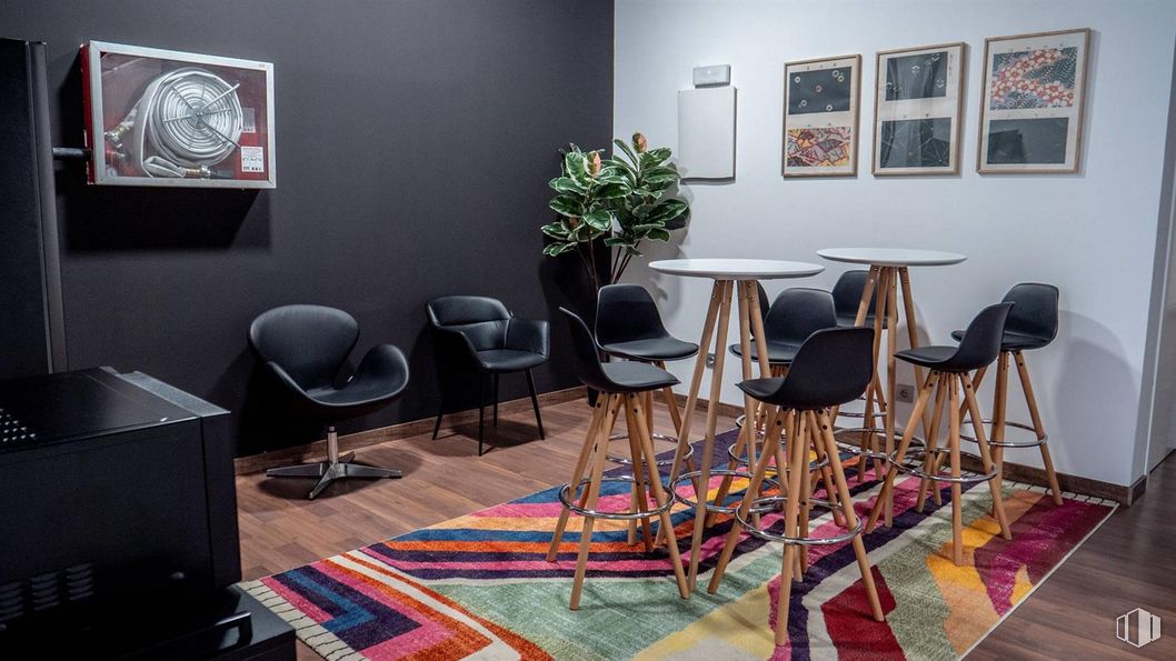 Oficina en alquiler en Calle Albasanz, 75, San Blas - Canillejas, Madrid, 28037 con silla, planta de interior, marco, mesa, taburete, propiedad, mueble, planta, interiorismo y suelos alrededor