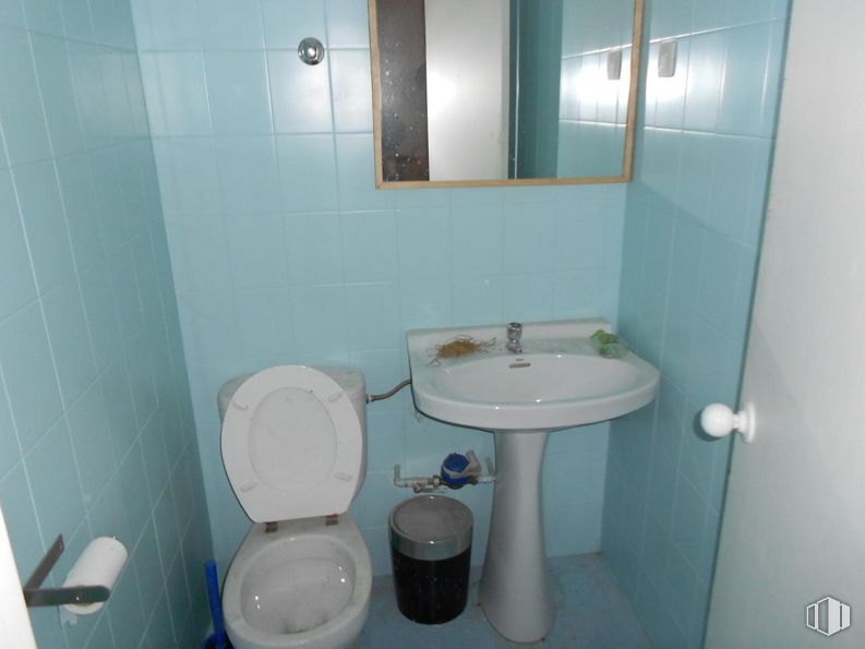 Retail for sale at Calle Doctor Hidalgo Huertas, Torrelaguna, Madrid, 28180 with toilet, sink, mirror, plumbing fixture, property, tap, bathroom sink, bathroom, purple and black around