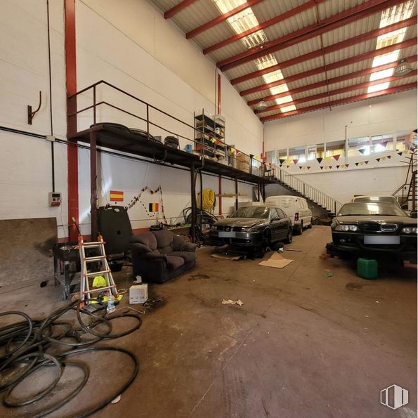 Industrial for sale at Calle Juan de la Cierva, Valdemoro, Madrid, 28341 with couch, car, building, automotive tire, tire, motor vehicle, automotive design, vehicle, floor and gas around