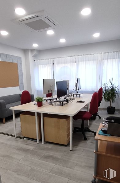 Office for rent at Calle Las Pozas, 181, San Lorenzo de El Escorial, Madrid, 28200 with chair, houseplant, desk, computer monitor, furniture, flooring, interior design, floor, table and office chair around