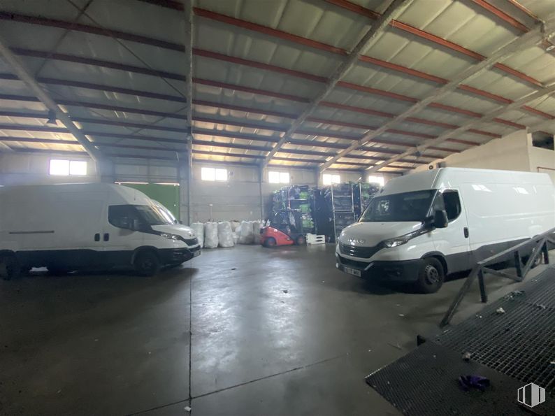 Industrial for rent at Calle del Olmo, Ciempozuelos, Madrid, 28350 with van, wheel, tire, light commercial vehicle, commercial vehicle, automotive tire, compact van, parking, minivan and car door around