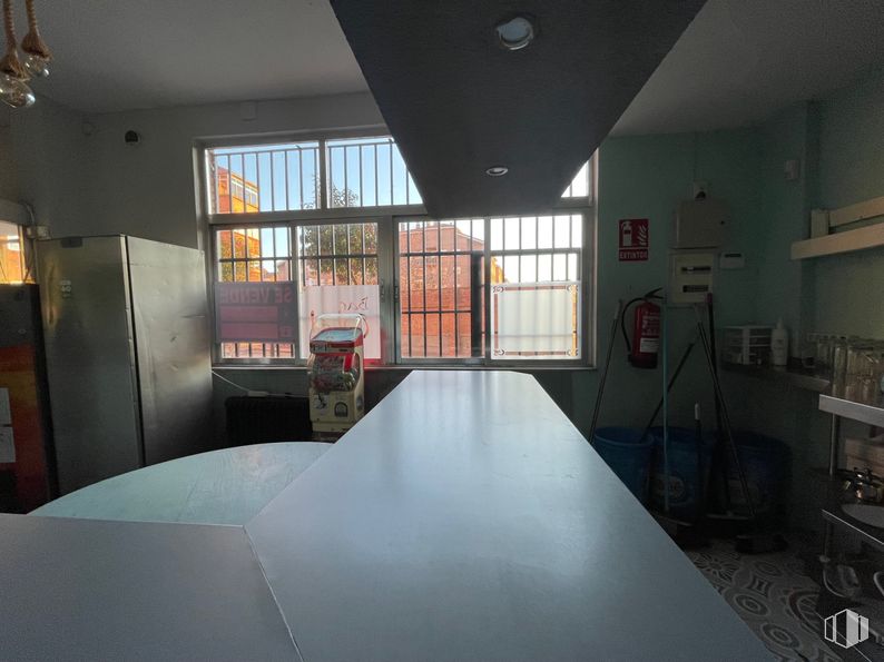 Retail for sale & for rent at Universidad, Ávila, 05003 with refrigerator, window, light fixture, flooring, floor, ceiling, glass, countertop, paint and daylighting around