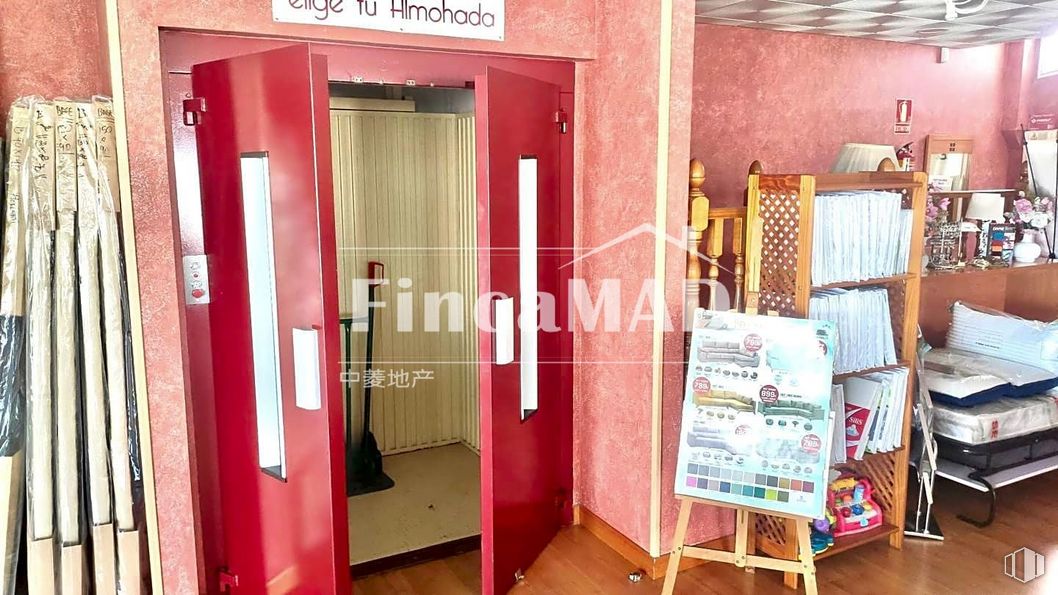 Retail for rent at Avenida Comunidades de Europa, Parla, Madrid, 28980 with wardrobe, pillow, property, fixture, building, door, wood, textile, lighting and architecture around