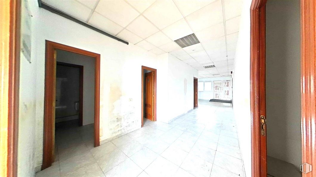 Office for sale at Calle Francisco Aritio, Guadalajara, 19004 with door, fixture, hall, wood, interior design, flooring, floor, picture frame, building and brick around