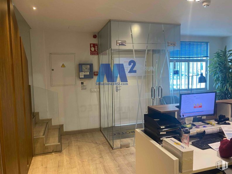 Nave en venta en Zona empresarial San Fernando de Henares, San Fernando de Henares, Madrid, 28830 con pantalla de ordenador, ventana, planta de interior, escritorio, suelos, suelo, interiorismo, techo, puerta y vidrio alrededor