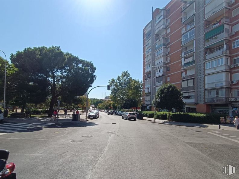 Local en venta en Calle Illescas, La Latina, Madrid, 28024 con edificio, cielo, ventana, infraestructura, superficie de la carretera, árbol, coche, asfalto, planta y luz de la calle alrededor