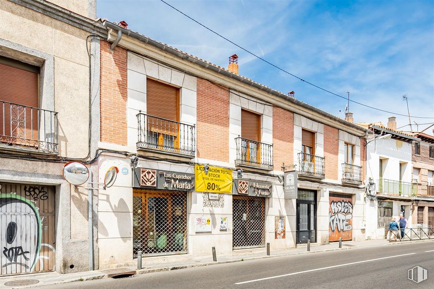 Retail for rent at Calle Nuestra Señora de Valverde, 47, Fuencarral - El Pardo, Madrid, 28034 with window, sky, cloud, building, fixture, residential area, door, road, facade and electricity around