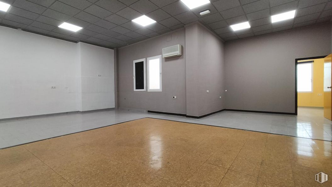 Retail for sale & for rent at Calle Colón, Cuenca, 16002 with light fixture, lighting, door, hall, wood, interior design, flooring, floor, wall and ceiling around