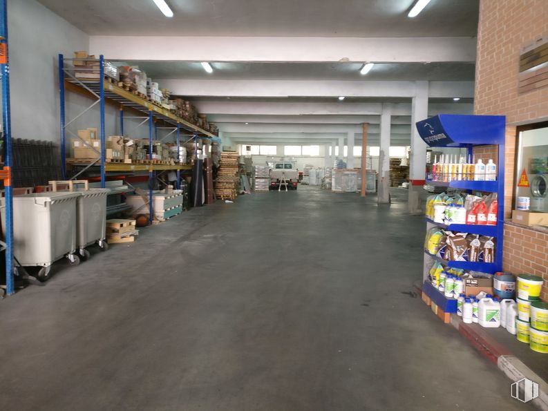 Nave en alquiler y venta en Zona industrial Ensanche Vallecas, Villa de Vallecas, Madrid, 28031 con productos envasados, estantería, estante, publicación, edificio, suelo, venta minorista, caja, ingeniería y máquina alrededor