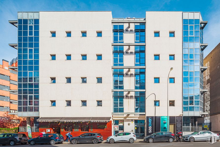 Office for rent at Calle Cronos, 10, San Blas - Canillejas, Madrid, 28037 with car, building, tire, wheel, window, blue, vehicle, sky, urban design and tower block around