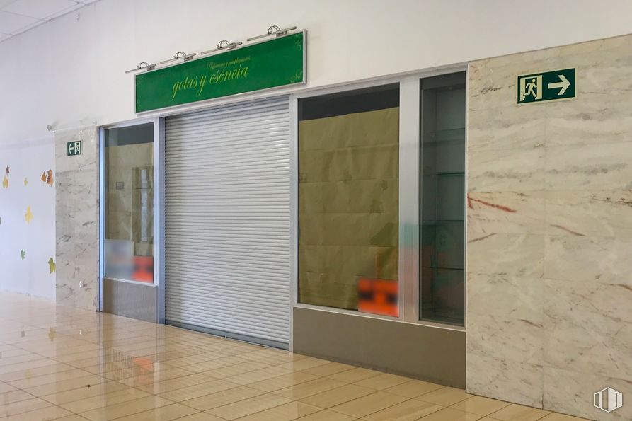 Retail for sale at Centro Comercial El Casito, Paseo Ermita, 51, Pedrezuela, Madrid, 28723 with window blind, building, fixture, floor, flooring, composite material, rectangle, glass, facade and door around