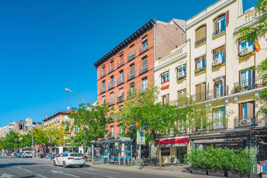 Local en alquiler en Calle Santa Engracia, 112, Chamberí, Madrid, 28003 con coche, edificio, cielo, durante el día, planta, ventana, arquitectura, diseño urbano, árbol y condominio alrededor