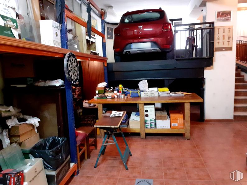 Retail for sale at Calle Juan Álvarez Mendizábal, 29, Moncloa - Aravaca, Madrid, 28008 with car, table, shelving, automotive parking light, shelf, automobile repair shop, bumper, car door, garage and automotive tail & brake light around